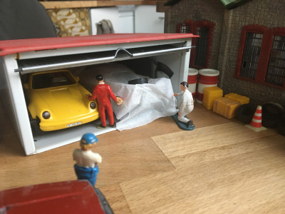Immerhin ist der Wagen durch eine Haube geschützt. <br />Heinz und Franz sind neugierig geworden. Oh ein gepflegter 911. das lässt gutes hoffen.