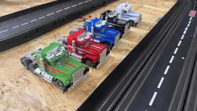 20250627_15-55-29_M-Ip_7818.JPG (2.57 MiB) 1828 mal betrachtet Trucks in Fehlfarben, ultrarar....