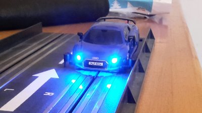 Es leuchtet blau.