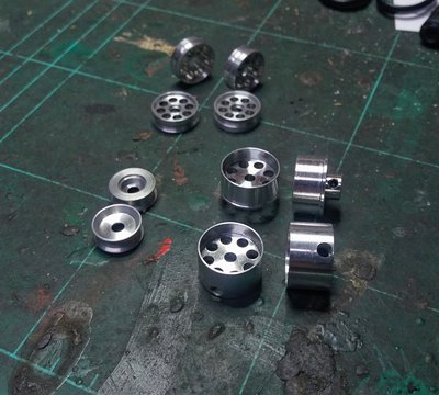 Alufelgen Servo 132 Änderungen Kugellager.jpg (3.67 MiB) 16660 mal betrachtet Rechts unten die beiden 16mm Felgen