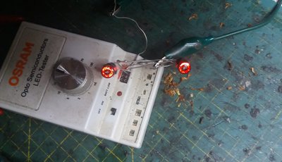 Stronzpo F5 LEDs hinten epoxi Versuch 1.jpg
