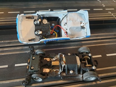 20201031_110616.jpg (4.6 MiB) 5710 mal betrachtet Verlängertes Mabuchi-Chassis, umgedrehte GTO-Brücke, damit das Gewicht erhalten bleiben kann.