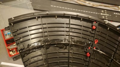 von unten: 2 L Profile gebogen und angeschraubt.