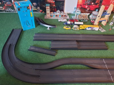 20201122_151314.jpg (4.77 MiB) 5567 mal betrachtet Vorteil. Beide Hauptspuren können genutzt werden. Boxenausfahrt stört dabei nicht.