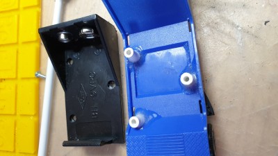 Erstmal nen Batteriehalter zum Anschrauben bauen