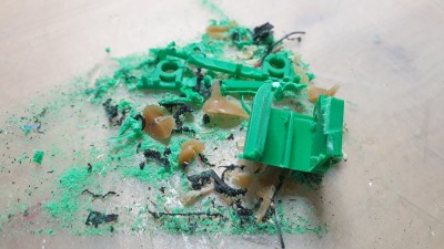 20210102_122247.jpg (2.4 MiB) 6258 mal betrachtet Akku soll unter den Auflieger. Muss erstmal einiges weg. Viel grüner Plastikstaub.