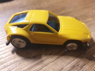 Porsche 928 in gelb, nur noch decals drauf fertig