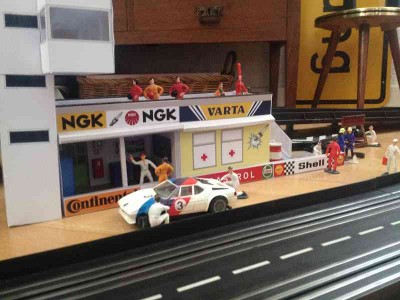 klein-IMG_3926.JPG (34.86 KiB) 2343 mal betrachtet Die Mechaniker richten noch die Hinterachse..