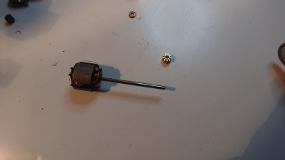 20210706_20-59-19_M__DSC_0001.JPG (4.51 MiB) 11103 mal betrachtet 01: alte Motorwelle (von Andi Wikingerkeule genannt) und Ritzel;<br />gut sichtbar: der seitliche Bund am Ritzel, den es bei normalen Slotcarritzeln so nicht gibt. Damit wird ein Luftspalt zwischen Zähnen und Käfigblech hergestellt und ein Festfressen verhindert