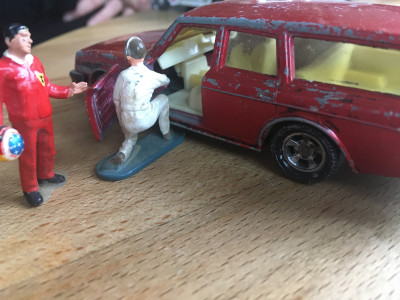 IMG_1723.JPG (1.84 MiB) 8959 mal betrachtet Heinz und Franz wollen los- aber der Blinkrelais im alten Volvo geht <br />irgendwie nicht- 20 min gefummel dann sind sie endlich unterwegs.