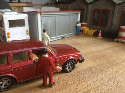 IMG_1726.JPG (2.33 MiB) 8350 mal betrachtet Endlich an der Halle angekommen, wartet der Sammler <br />bereits länger an der Garage. Heinz ist schon ganz aufgeregt. Der Hof sieht etwas heruntergekommen aus....