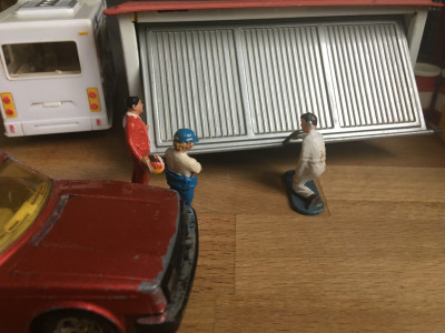 IMG_1730.JPG (2.17 MiB) 8350 mal betrachtet Das Tor klemmt etwas- die Spannung steigt -hoffentlich ist der angekündigte <br />Wagen nicht total verrostet.!