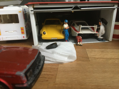 IMG_1733.JPG (1.93 MiB) 8350 mal betrachtet Heinz schaut natürlich als erstes nach den hinteren Abstandshaltern. -Alles OK! Sehr gut. Selbst die hinteren Reifen<br /> machen einen guten Eindruck . Das haben die beiden so nicht erwartet. Mal sehen wie der Karosseriezustand im ganzen ist.