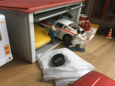 IMG_1734.JPG (2.09 MiB) 8958 mal betrachtet Mühsam und vorsichtig schieben sie den Wagen ans Tageslicht-Wow die Karosserie ist super erhalten-nirgendwo Kratzer oder Unfallschäden. Der Sammler sagt, dass er nie eine Unfallsituation verwickelt war und immer sehr auf den Wagen geachtet hat.