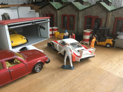 IMG_1735.JPG (1.93 MiB) 8350 mal betrachtet Franz holt Sprit, denn sie wollen einen Startversuch wagen- Der Verkäufer meint, er sei noch vor 3 Wochen anstandslos angesprungen.