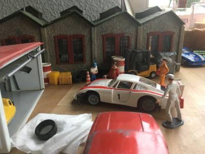 IMG_1737.JPG (2 MiB) 8350 mal betrachtet Tatsächlich- der Motor springt sofort an. Nun wird es ernst- Heinz ist sehr interessiert. <br />Hoffentlich hat der Verkäufer nicht zu hohe Preisvorstellungen, in der Garage <br />hat er auch noch einen kompletten Satz guter Reifen erspäht.