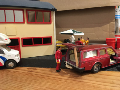 IMG_1960.JPG (1.83 MiB) 8010 mal betrachtet Endlich bei Heinz an der Halle angekommen sehen sie dass die Kollegen sich schon einen netten Tag machen- Thomas hat einen Kasten SCHLAPPE SEPPEL mitgebracht und so kommen Heinz und Franz kaum dazu den Trailer klar zu machen. Die Winde klemmt nämlich noch etwas und dann findet Heinz die Auffahrrampen nicht.