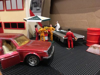 IMG_1961.JPG (2.41 MiB) 7825 mal betrachtet Nach einem Bierchen gehen sie daran den alten Trailer rauszuziehen.