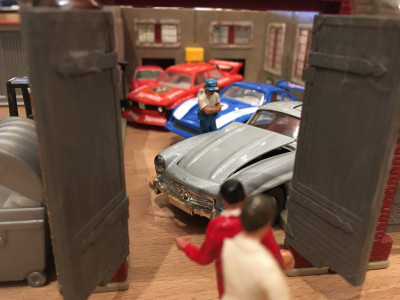 Der Sammler ruft Franz und Heinz noch zu sich in die Halle rüber - aha sein neues Projekt! ein 300 SL. Er möchte eine komplette Motorrevision machen- dafür hat er sich von seinem weißen 935er getrennt.