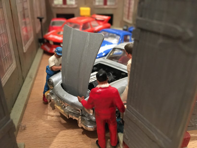 IMG_1971.JPG (2.18 MiB) 8010 mal betrachtet Mann der Motorraum sieht ja echt mächtig aus die beiden Staunen- aber insgeheim ist Heinz total glücklich mit seinem Kauf und möchte eigendlich nur so schnell wie möglich nach Hause.