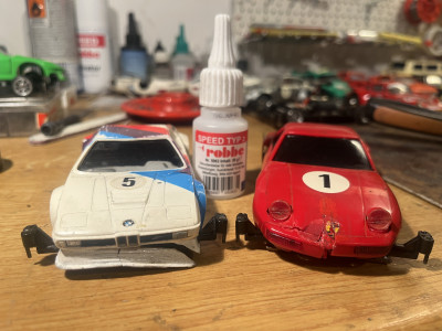 20231122_21-31-15_M-Ip_9408.JPG (2.96 MiB) 6100 mal betrachtet In der Hitze des Gefechts. Frontalcrash nach einem Dreher. Hier brauchen wir noch ein Flash-Update für die Digital-Chips, die die Autos nach einer 180-Grad-Drehung mit Vollgas in die Gegenrichtung losstürmen lässt.